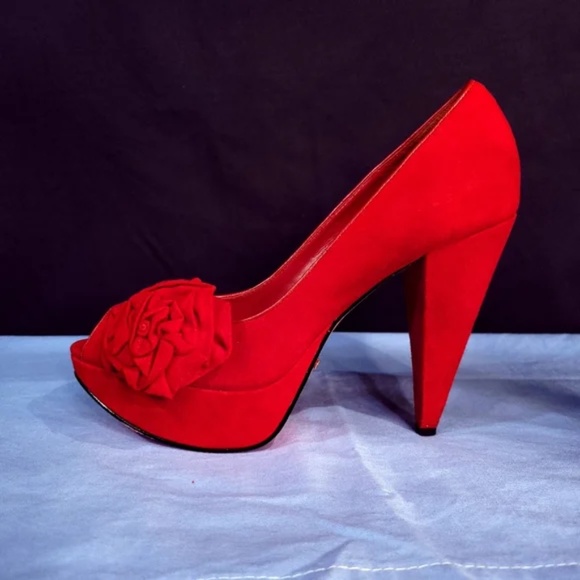 Betsey Johnson Kalen Redsde Pumps with flower detail - Picture 2 of 10